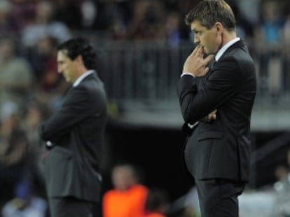 Vilanova y Emery, en segundo término, durante el partido en el Camp Nou.