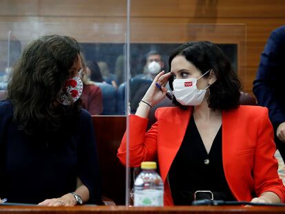 María Eugenia Carballedo e Isabel Díaz Ayuso conversan en la Asamblea en junio.