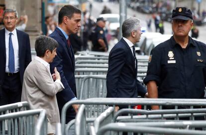 Pedro Sánchez arriving at police headquarters in Barcelona.