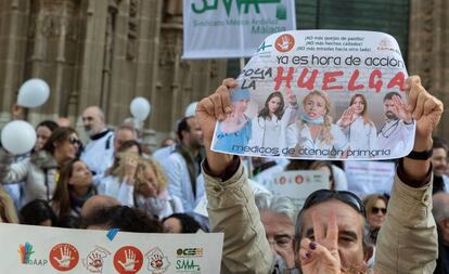 Médicos de atención primaria durante la concentración a las puertas del SAS en Sevilla. 