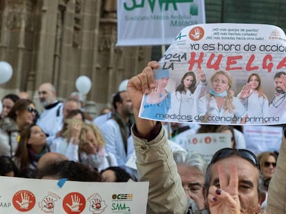 Médicos de atención primaria durante la concentración a las puertas del SAS en Sevilla. 