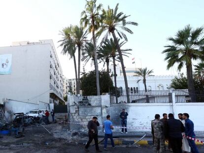 La escena tras la explosi&oacute;n de dos coches cerca de la Embajada de Egipto en Tr&iacute;poli este 13 de noviembre
