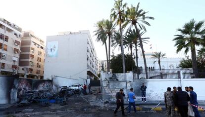 La escena tras la explosión de dos coches cerca de la Embajada de Egipto en Trípoli este 13 de noviembre