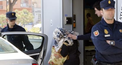 Detenció d'un dels tres treballadors de l'oficina de l'Inem de Badalona.