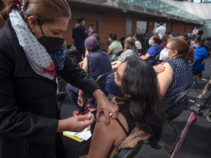 Una mujer recibe la tercera dosis de la vacuna contra la covid-19