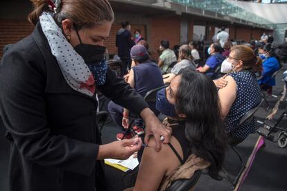 Una mujer recibe la tercera dosis de la vacuna contra la covid-19