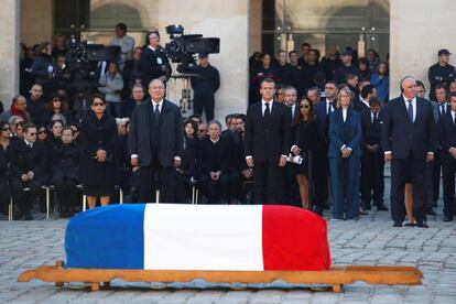 El presidente francés, Emmanuel Macron (centro), tras el féretro con los restos mortales del cantante francés Charles Aznavour.