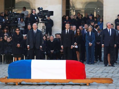 El presidente francés, Emmanuel Macron (centro), tras el féretro con los restos mortales del cantante francés Charles Aznavour.