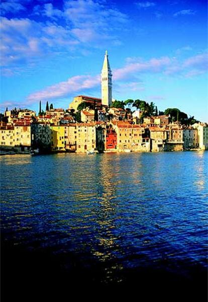 Vista de Rovinj, con la espectacular torre de 63 metros de la iglesia barroca de Santa Eufemia.