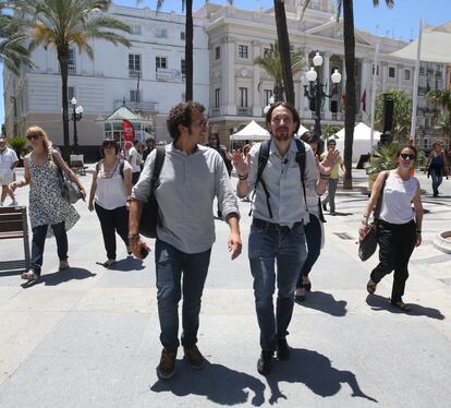 Pablo Iglesias y Kichi se dirigen a un bar para almorzar.