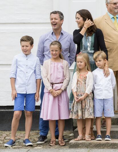 Federico y Mary de Dinamarca con sus cuatro hijos Cristián sabel de Dinamarca, Vicente y Josefina.