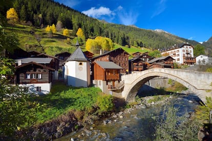 La encantadora Binn, pueblo situado en el cantón del Valais, a orillas del Ródano, destaca, entre otros, por su iglesia parroquial de San Miguel (de 1560) y el puente de piedra del Binna.