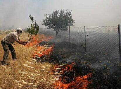 Un hombre participa en la extinción de los incendios en Grecia