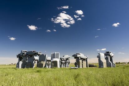 Por todo el mundo abundan copias del anillo de menhires de Stonehenge (Salisbury, Inglaterra) hechas con los elementos más variopintos: desde frigoríficos hasta 38 coches de desguace, bautizada como Carhenge en Nebraska (Estados Unidos).