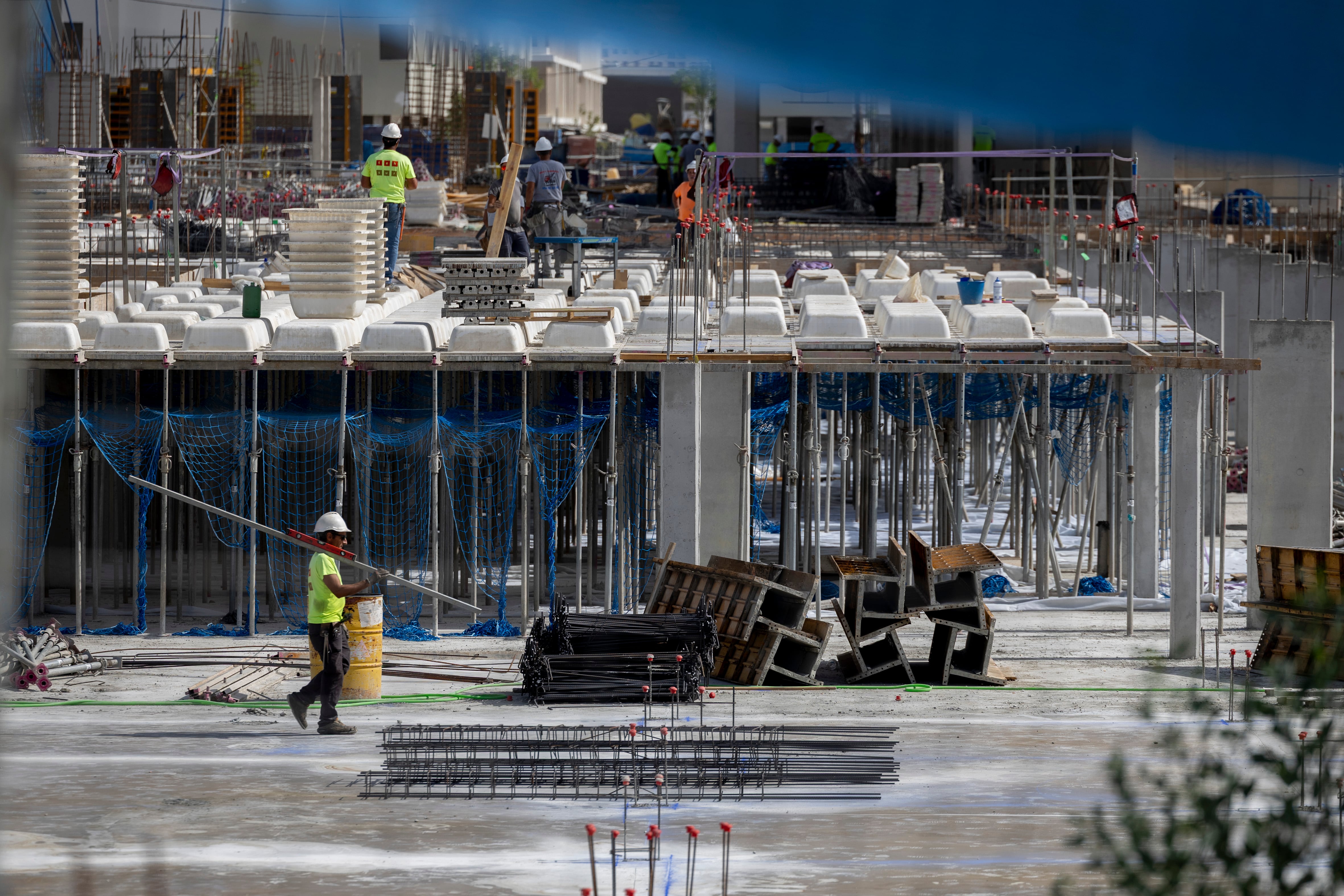 Un grupo de obreros durante la construcción de un edificio de viviendas en Sevilla.