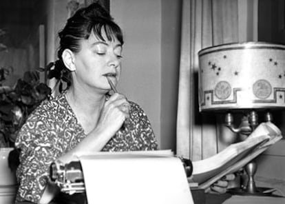 La escritora Dorothy Parker (1893-1967), frente a su máquina de escribir, en noviembre de 1941.