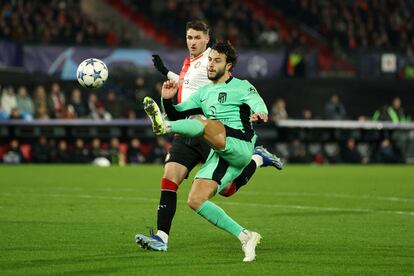 Mario Hermoso durante la acción del segundo gol del Atlético de Madrid.