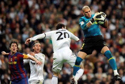 Valdés atrapa el balón ante Higuaín en el partido de Liga de la temporada pasada en el Bernabéu.
