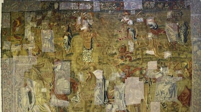 Uno de los tapices del Patriarca, del siglo XVI, tras ser sometido a un lavado en la Real Fábrica de Tapices.
