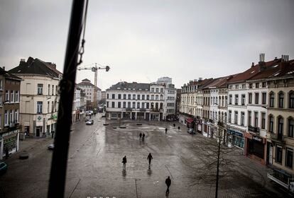 En la plaza principal de Molenbeek se encuentra el ayuntamiento, la comisaría de policía y la boca del metro, y los jueves hay un mercado ambulante. Es además el lugar en el que vive la familia Abdeslam. Dos de sus miembros son supuestos responsables de los ataques suicidas que ensangrentaron París. De uno de los hermanos, Salah Abdeslam, se cree que sobrevivió y se dio a la fuga tras la masacre.