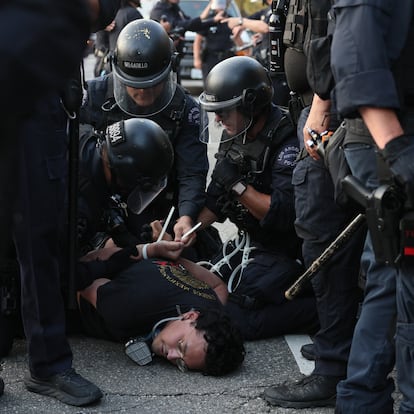 FOTODELDÍA CJX86. LOS ANGELES (ESTADOS UNIDOS), 09/06/2025.- La policía detiene a un manifestante este lunes, en Los Ángeles, California (Estados Unidos). Aproximadamente 2.000 efectivos de la Guardia Nacional fueron desplegados el 08 de junio en Los Ángeles por el presidente estadounidense Donald Trump, aunque el estado de California no había solicitado ninguna ayuda adicional, y las protestas han continuado contra las redadas de aplicación de la ley de inmigración de la administración Trump en los últimos dos días. EFE/EPA/ Allison Dinner