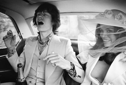 La boda de Jagger con la nicaragüense Bianca Pérez (desde entonces Bianca Jagger) en Saint Tropez, en mayo de 1971, marcó una época. Esta imagen se ha convertido en icónica por los trajes de los novios, la botella de champán, el traje de la novia (un escotado dos piezas) y su pamela... La pareja se separó en 1979. Tiempo después se supo que ella había mantenido un romance a la vez con el actor Ryan O'Neal. La activista ha asegurado en alguna entrevista que Mick es "el colmo del machismo". "Mi divorcio fue una liberación", afirma.