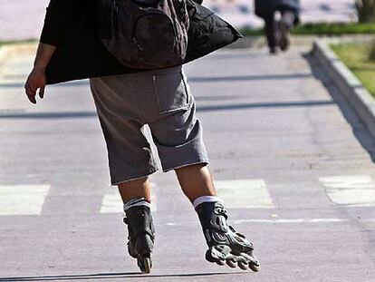 Un joven con patines