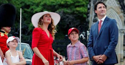 El primer ministro de Canadá, Justin Trudeau, su hijo, Xavier, su esposa, Sophie Gregoire Trudeau, y a la izquierda, su otra hija, Ella-Grace.