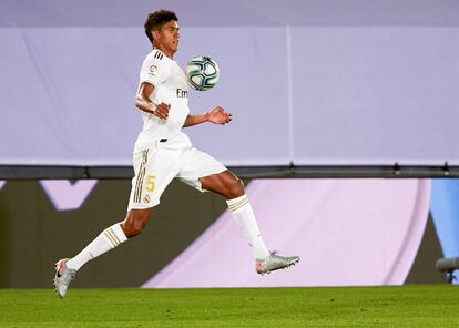 Varane controla la pelota en el partido contra el Alavés en el Alfredo di Stéfano.