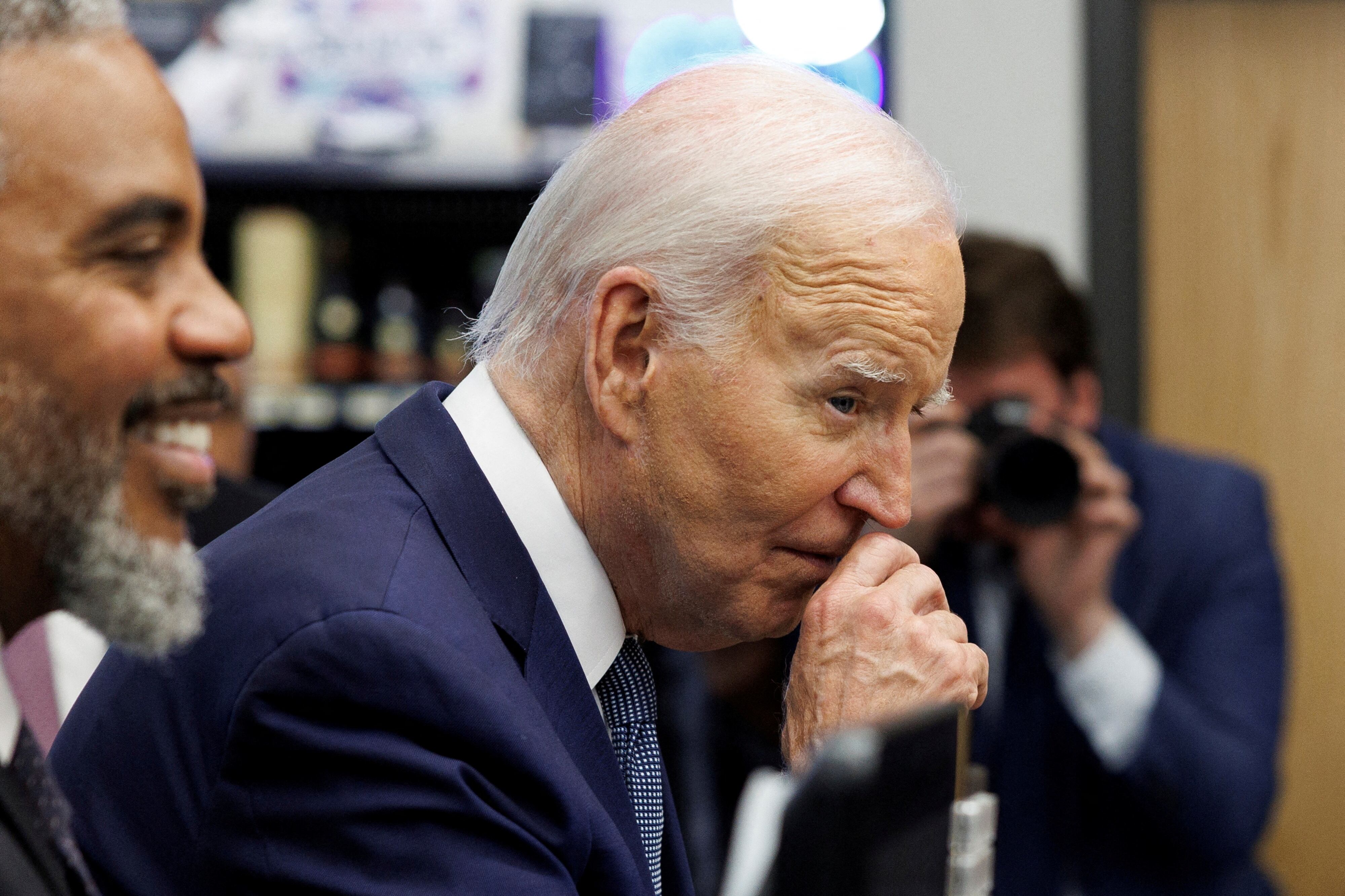 Biden se abre a reconsiderar su candidatura ante la presión de los líderes demócratas