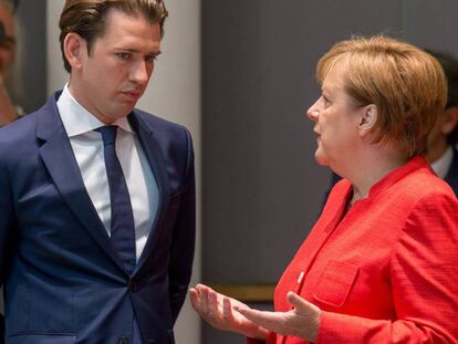 Los cancilleres de Austria, Sebastizan Kurz, y Alemania, Angela Merkel, el viernes en Bruselas en la cumbre de líderes de la UE.