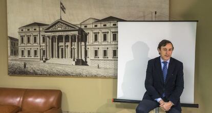 Rafael Hernando se hace la fotografía para su credencial en la Cámara Baja, donde ayer formalizó su acta como diputado del PP.