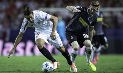 Krychowiak pugna con Hahn del Borussia M&ouml;nchengladbach.