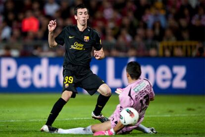 Isaac Cuenca, delante de Roberto, portero del Granada.