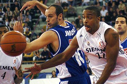 Carlos Jiménez pierde la pelota ante Louis Bullock.