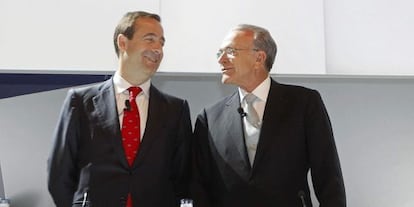 De izquierda a derecha, el consejero delegado de Caixabank, Gonzalo Gortázar, y el presidente Isidre Fainé.
