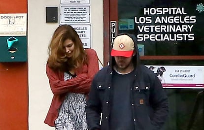 Eva Mendes y Ryan Gosling, a la salida del hospital veterinario al que llevaron a 'George', en diciembre de 2016.