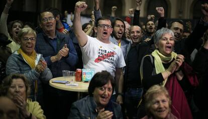 Militants d'ERC celebren la victòria el 28 d'abril.