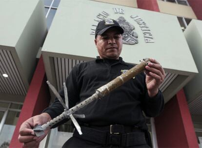 Un policía muestra el artefacto que estalló ayer en la Corte Suprema de Justicia en Tegucigalpa.