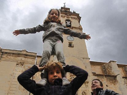 Dos niños improvisaron ayer en la plaza de la basílica de Algemesí una <i>muixeranga</i>.
