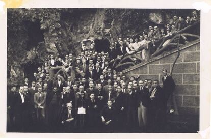 Españoles exiliados en un homenaje a Cervantes en la cueva de Argel (Argelia), el 18 de noviembre de 1945, donde se escondió durante su segunda huida fallida en 1577.