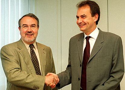 Pedro Solbes y José Luis Rodríguez Zapatero posan en una imagen de junio de 2001.