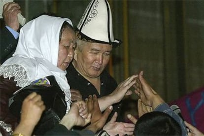 El dirigente opositor Félix Kúlov (derecha) saluda a sus partidarios tras ser liberado de una prisión en Bishkek.