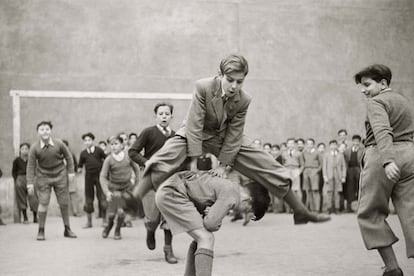 Arturito Pomar, el niño prodigio del ajedrez, durante una clase de gimnasia en el colegio de Areneros (Archivo Regional de la Comunidad de Madrid/ Fondo Martín Santos Yubero).