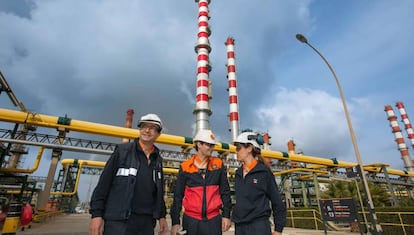 Trabajadores de Repsol en planta de Tarragona. 