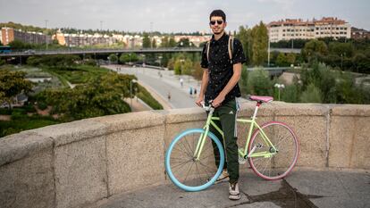 DVD 1019 (15-09-20)
Sami Otazu, un joven que usa normalmente la bicicleta en Madrid, retratado en el Puente de Toledo. 
Foto: Olmo Calvo
