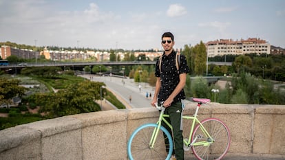 DVD 1019 (15-09-20)
Sami Otazu, un joven que usa normalmente la bicicleta en Madrid, retratado en el Puente de Toledo. 
Foto: Olmo Calvo
