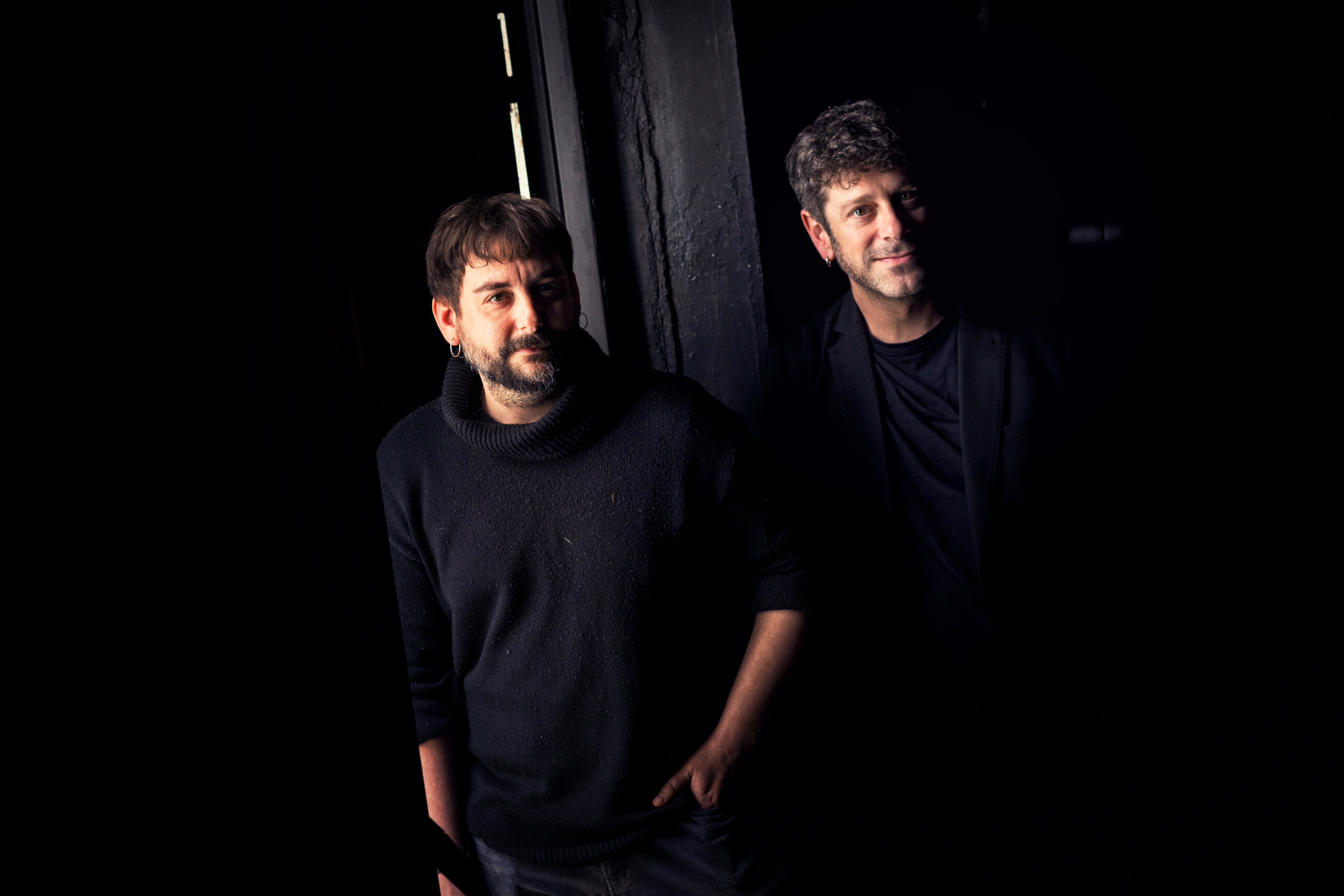 El director Rubén Romero y el actor Sato Díaz, creadores de 'La diatriba del perro', un monólogo de Cristina Fallarás, en el Teatro del Barrio de Madrid.