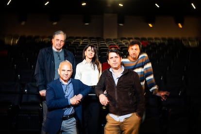 De izquierda a derecha y de atrás hacia delante: Abelardo Rodríguez, coordinador de la Red de Atención Social a personas con enfermedad mental en Madrid, Ana Carolina Martínez, coordinadora del Centro de Rehabilitación Psicosocial de Fundación Hospitalarias, Raúl Fernández de Pablo, actor, José Luis Arroyo, gerente técnico de Fundación Hospitalarias y Santiago Requejo, director de cine en el Cine Paz en Madrid.