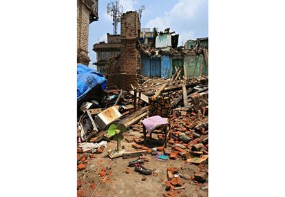 Las casas centenarias de Sankhu están destruidas. Sankhu fue durante mucho tiempo una importante parada en la ruta comercial entre Katmandú y Lhasa ―la ciudad más importante del Tíbet, a más de 800 kilómetros de distancia y al otro lado de las montañas del Himalaya―.